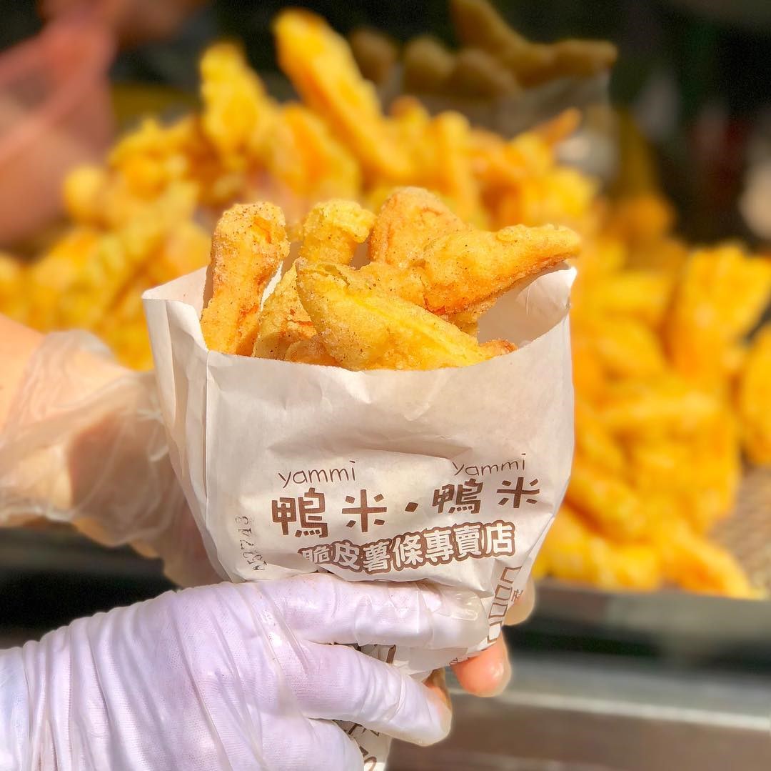 台南 去國華街必買的 鴨米鴨米脆皮薯條 就是要買一大包 邊走邊吃最過癮 Yummyday美味日子